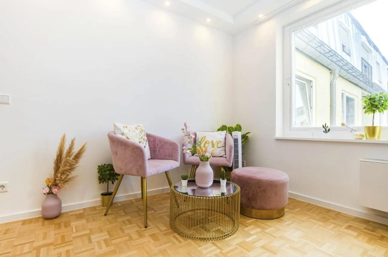 70M² Frisch Kernsanierte City Wohnung In Beste Lage Munchen Germany